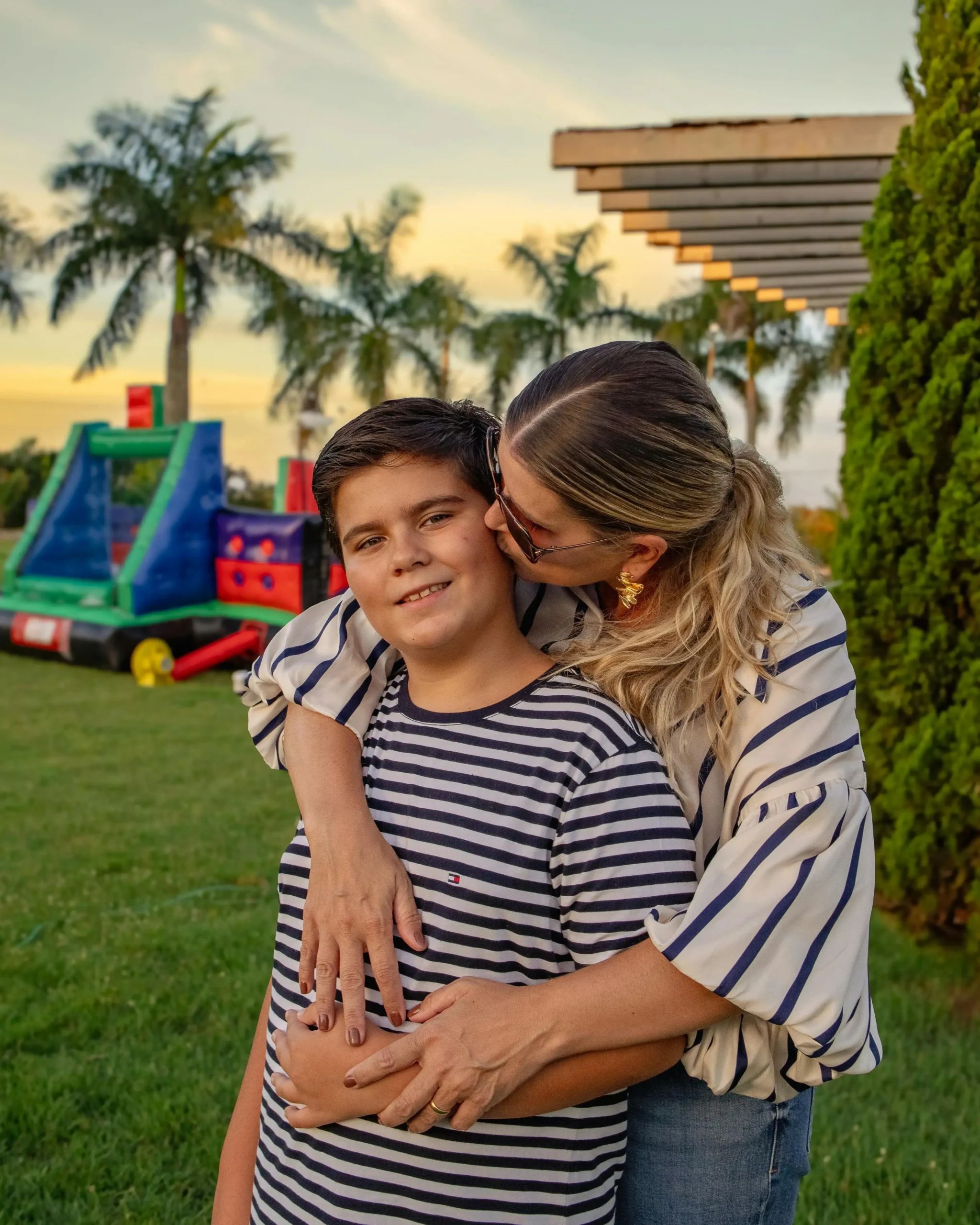 Familia usando actividades sensoriales